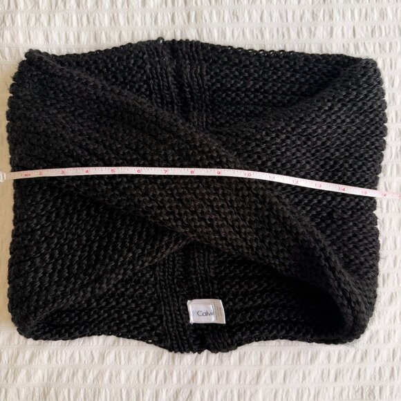 Calvin Klein Chunky Knit Infinity Scarf in black - Picture 8 of 9